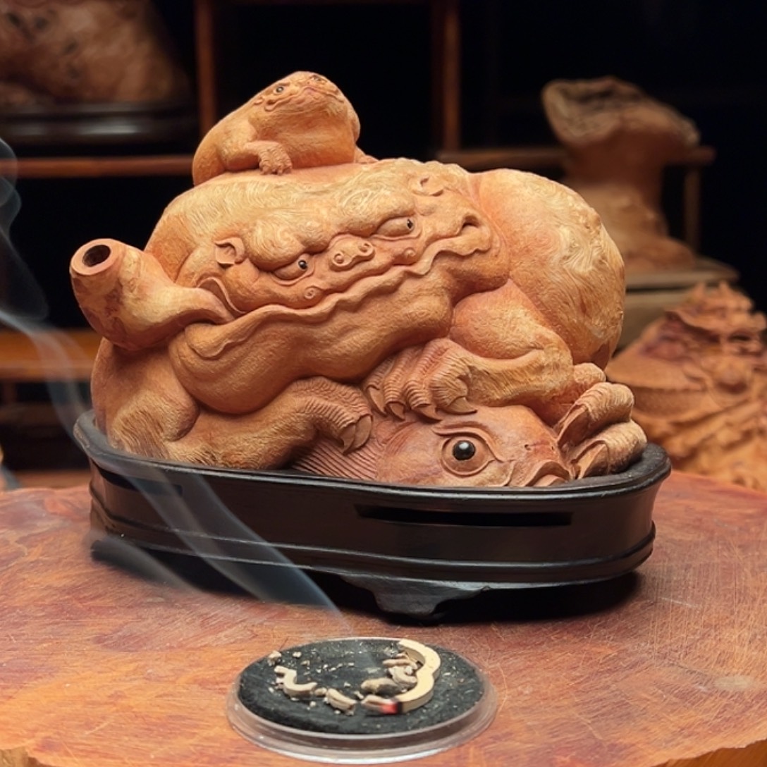 观***在荔枝木荔枝木手工雕刻金蟾香炉摆件750