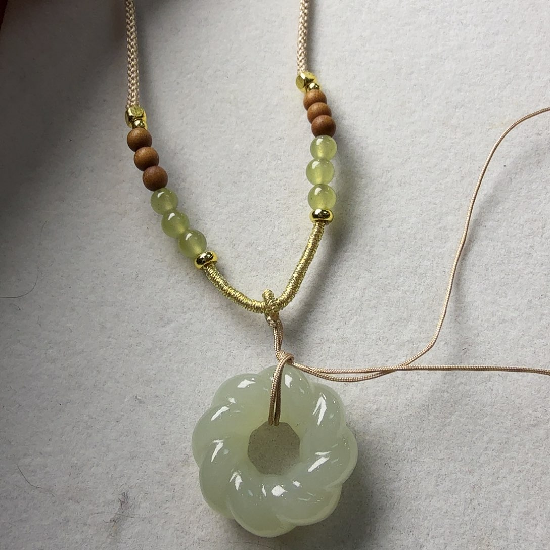 南***夕和田玉未镶嵌颈饰