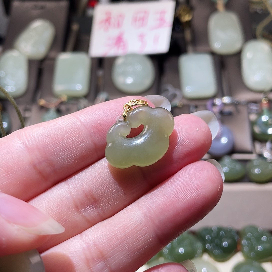 和田玉吊坠(不含链)未镶嵌￴****￴