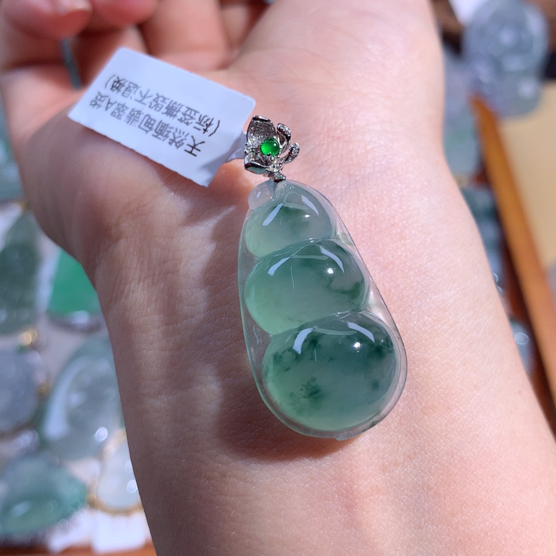 翡翠颈饰18K金镶嵌福豆