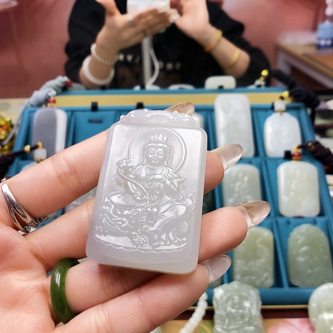 和田玉颈饰未镶嵌一***