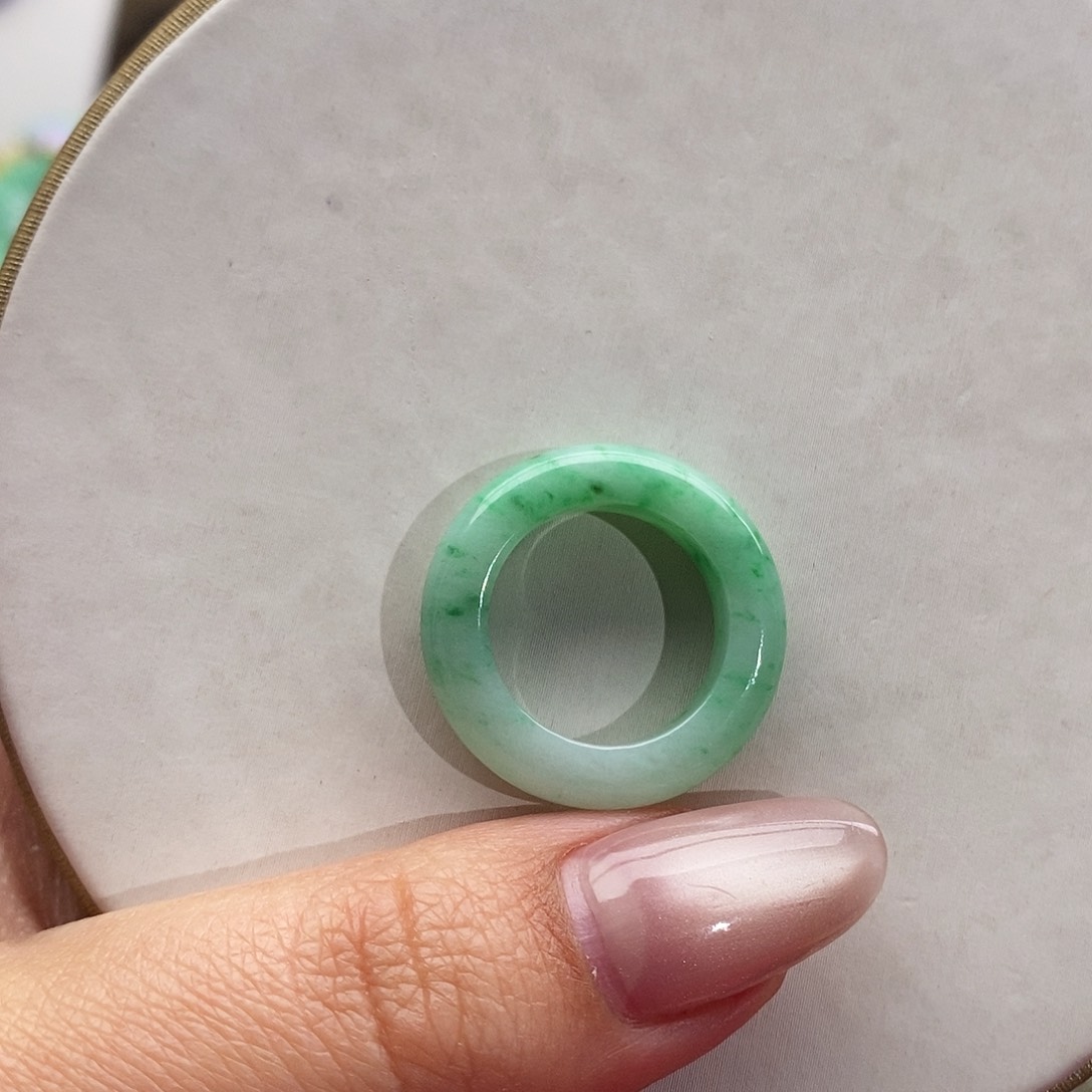 翡翠未镶嵌戒圈戒圈