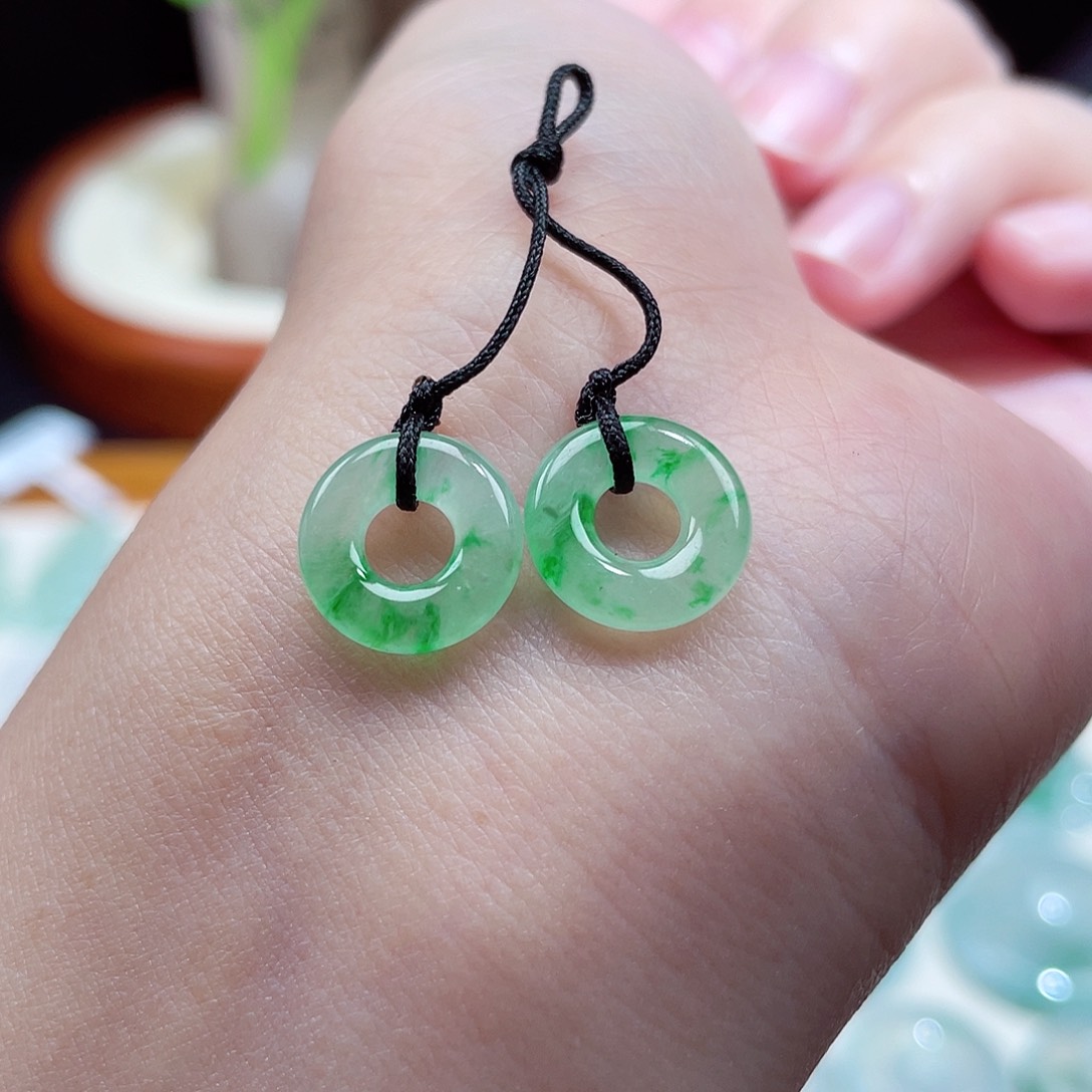 翡翠颈饰未镶嵌平安扣