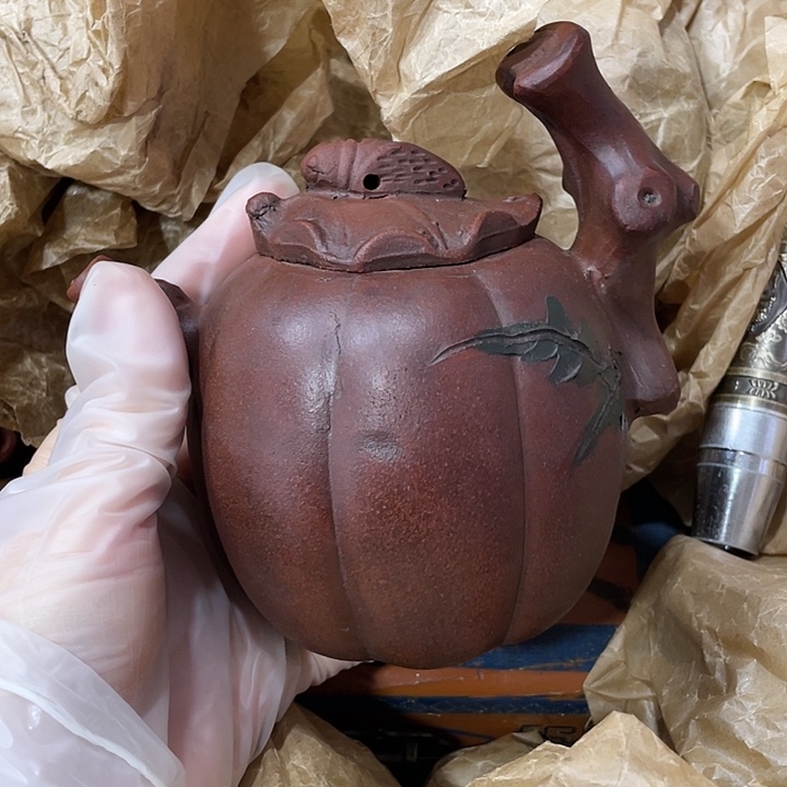 紫砂茶壶矿泥料，纯手工制作的一把紫砂壶。