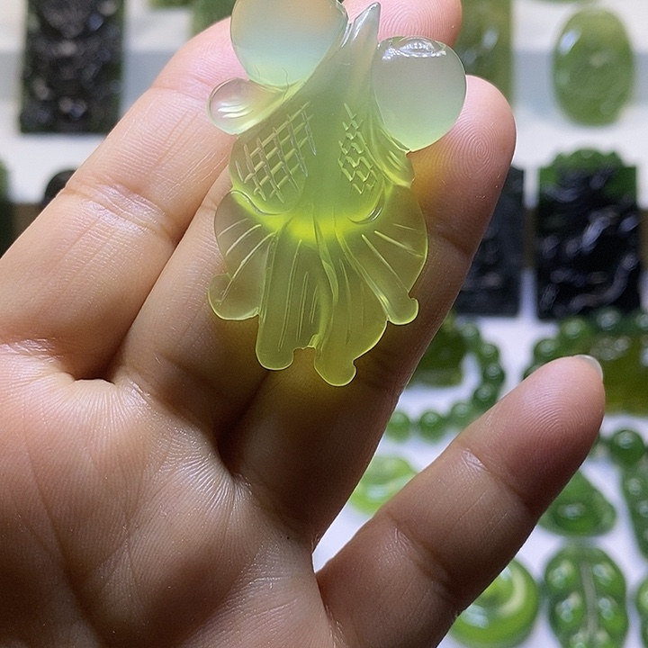 蛇纹石玉颈饰未镶嵌