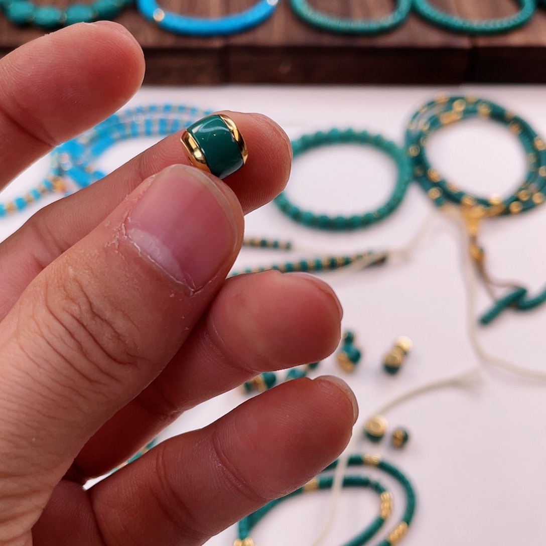 绿松石颈饰未镶嵌