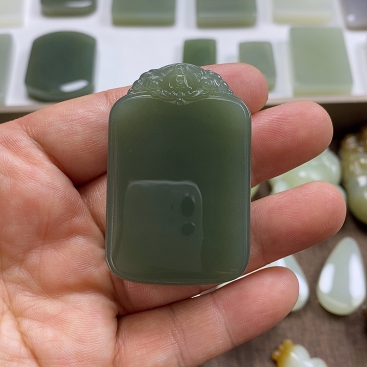 颈饰未镶嵌和田玉（糖玉）时**人