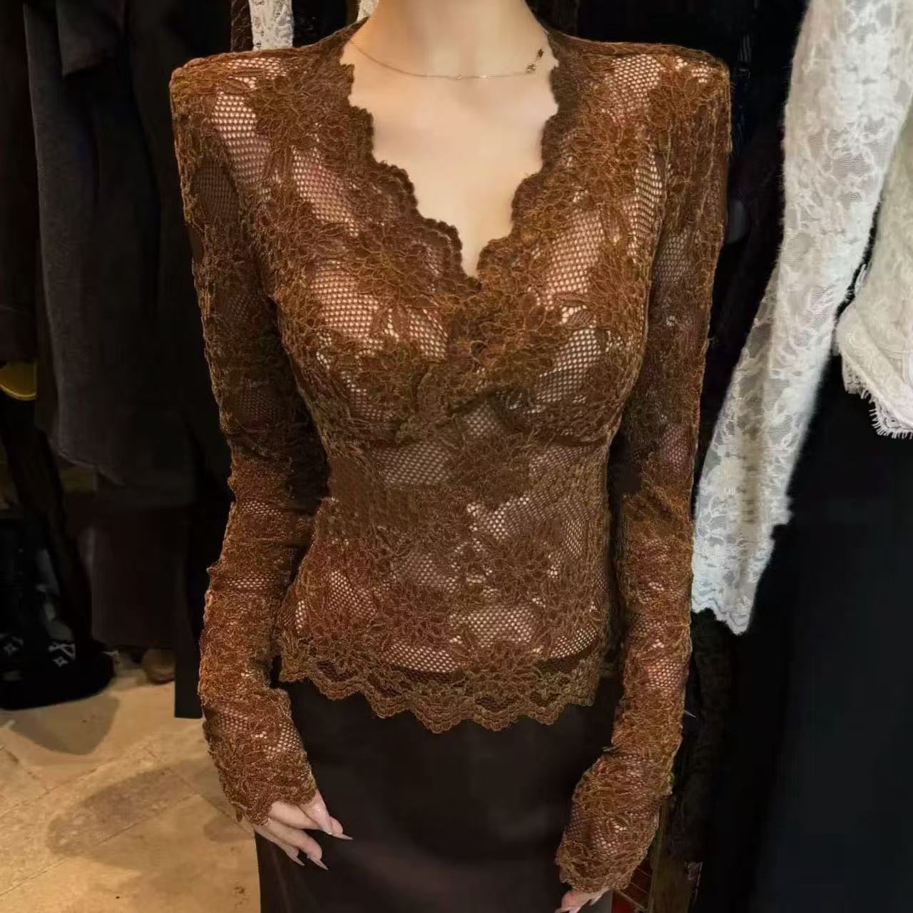法式复古v领蕾丝T恤打底衫女秋冬新款高级感修身显瘦长袖上衣