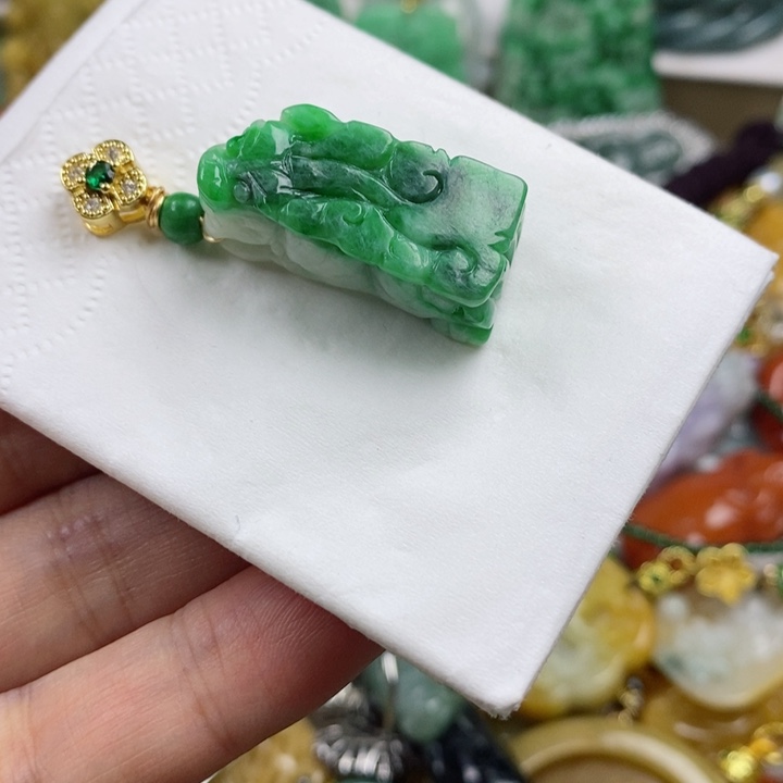 翡翠吊坠(赠链)未镶嵌