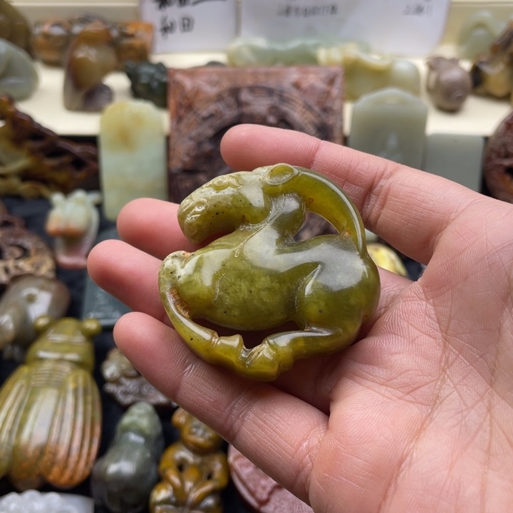 蛇纹石玉颈饰未镶嵌