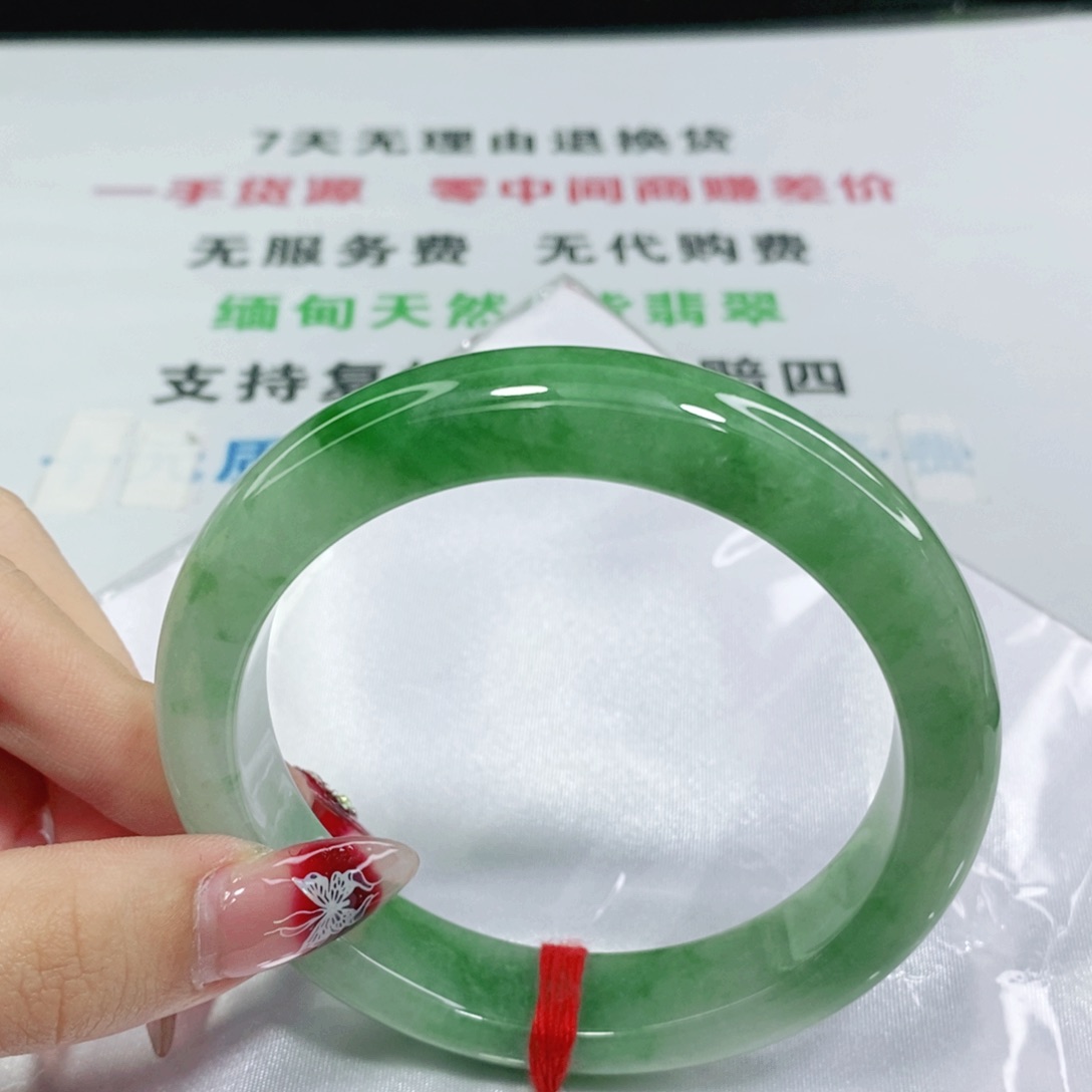 翡翠手镯未镶嵌致****春61 61 61