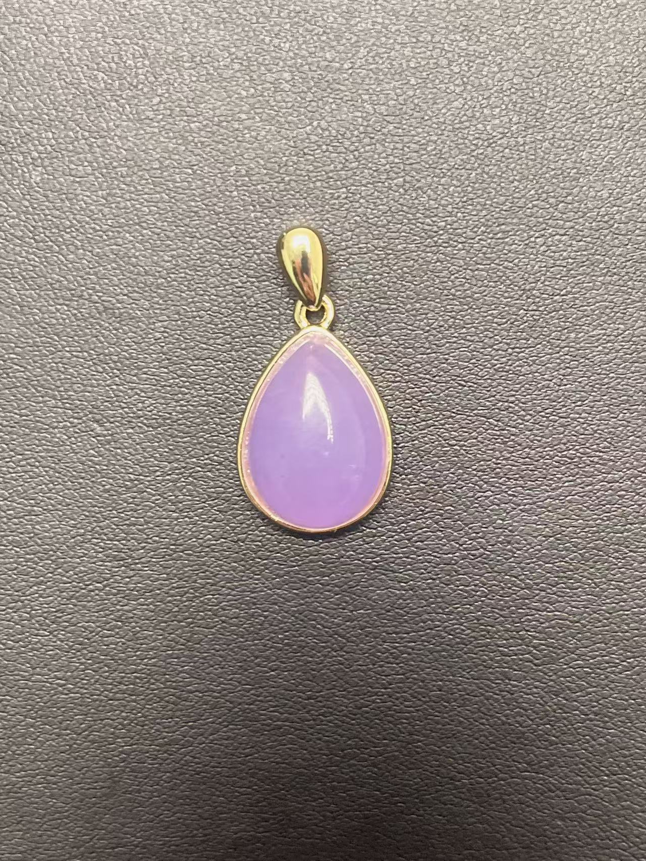 翡翠水滴形时尚吊坠