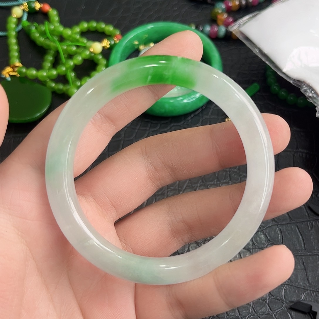 翡翠手镯未镶嵌多样性