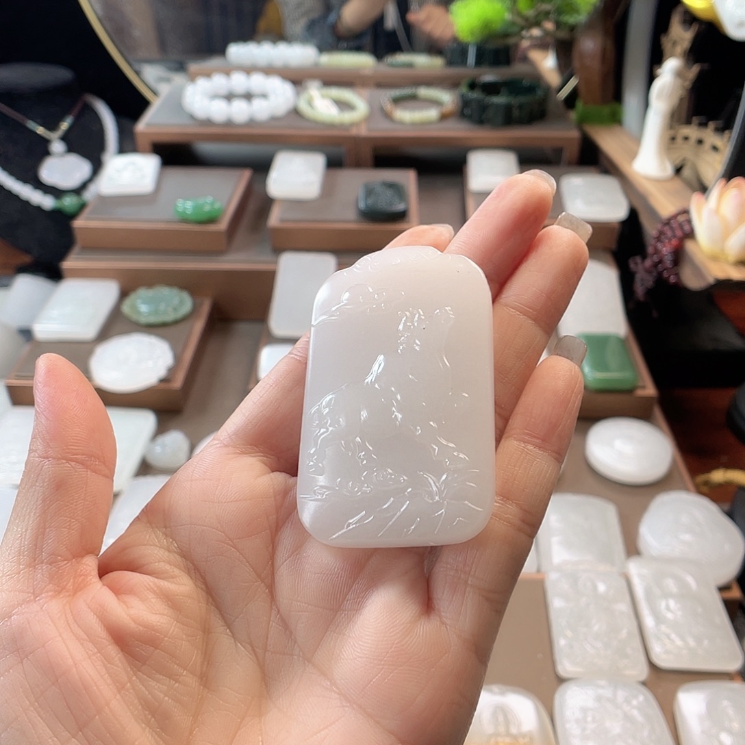 随***安石英质玉（金丝玉）未镶嵌颈饰新疆金丝玉双面雕工