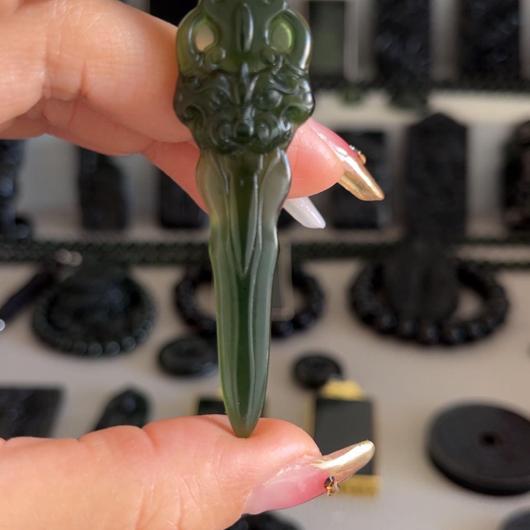 蛇纹石玉颈饰合金