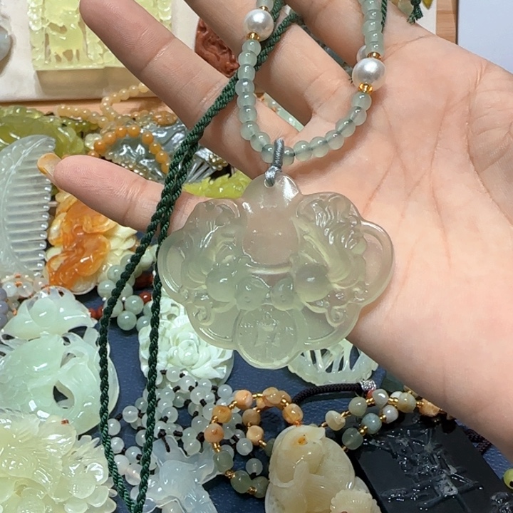 未镶嵌蛇纹石玉吊坠
