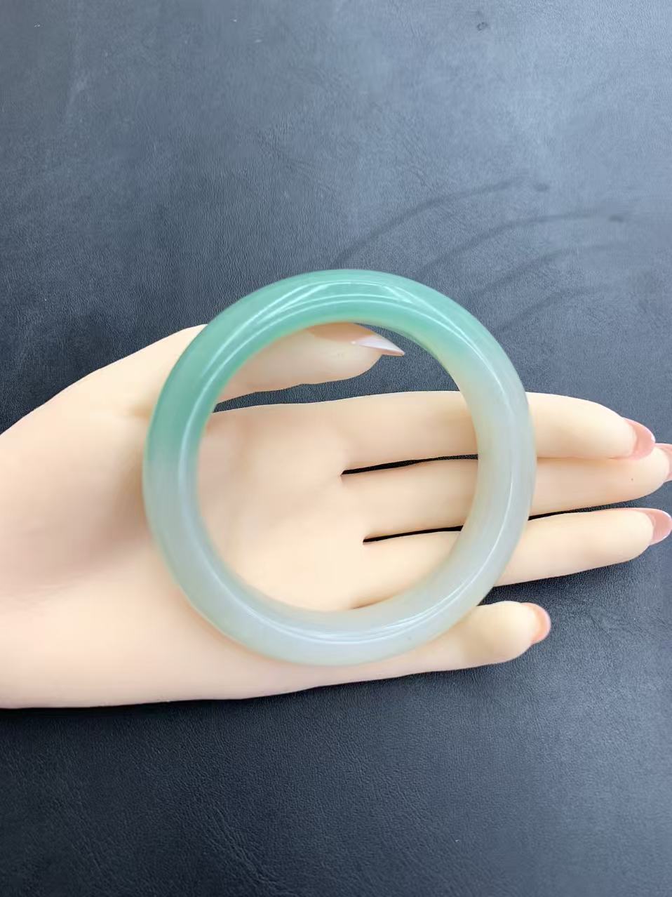 佘太翠玉白飘绿手镯