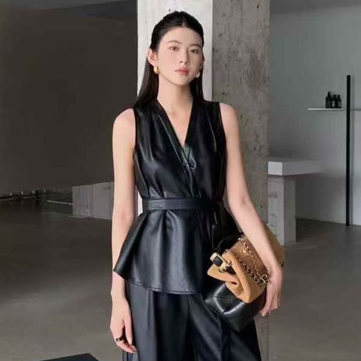 V领束腰黑色皮衣马甲，束腰设计超显腰细