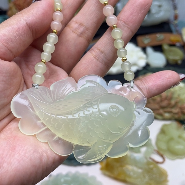 蛇纹石玉未镶嵌颈饰