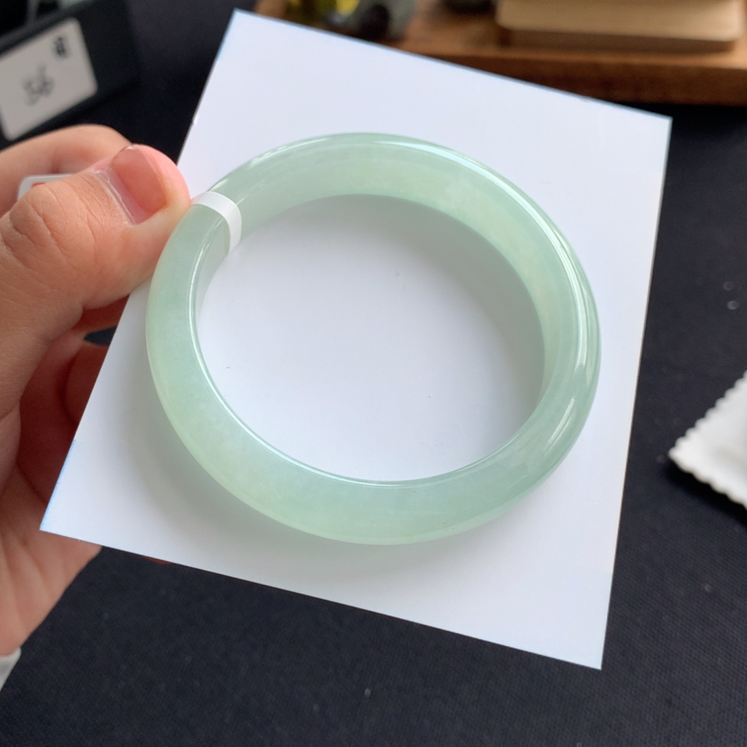 翡翠手镯未镶嵌翡翠