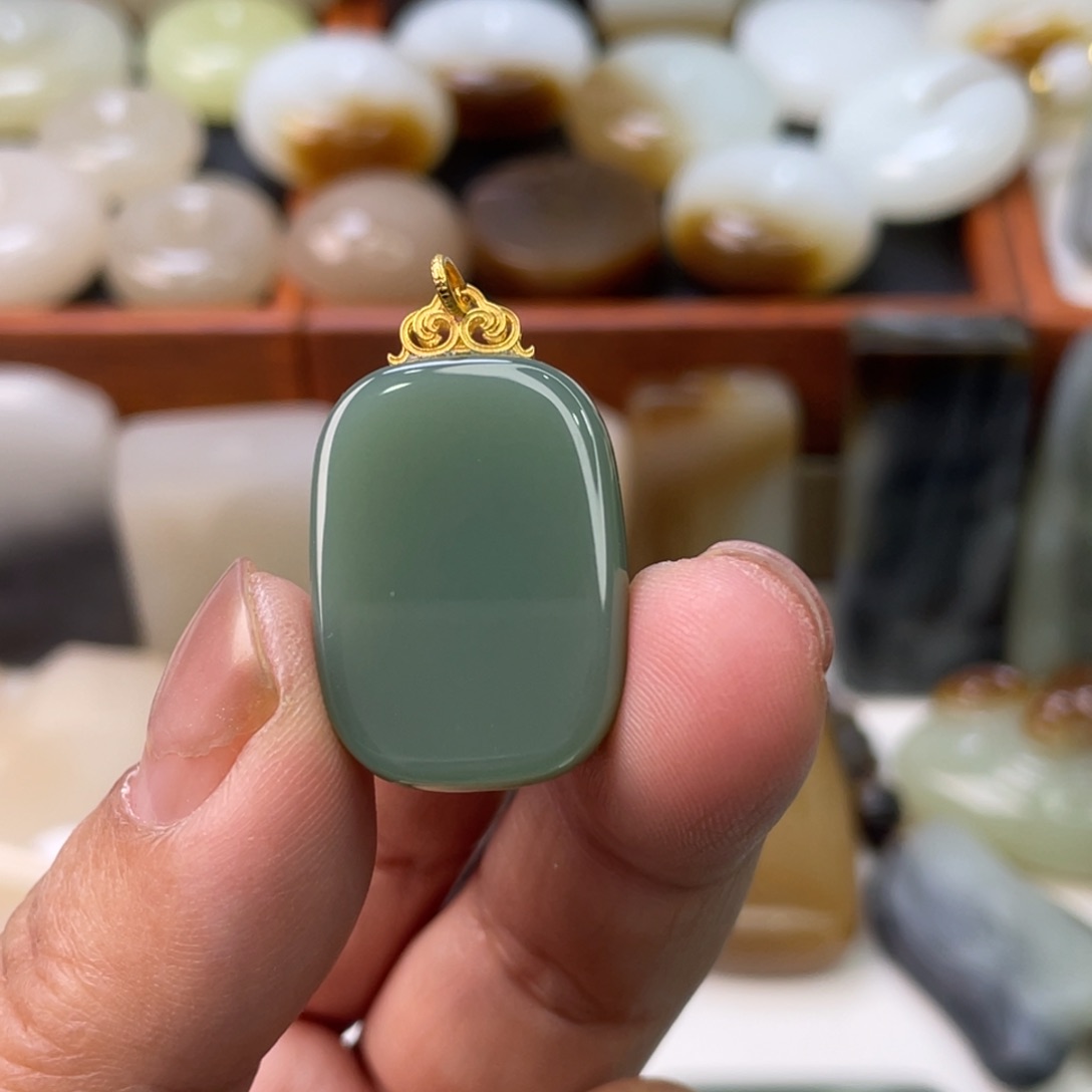 和田玉（碧玉）颈饰18K金镶嵌