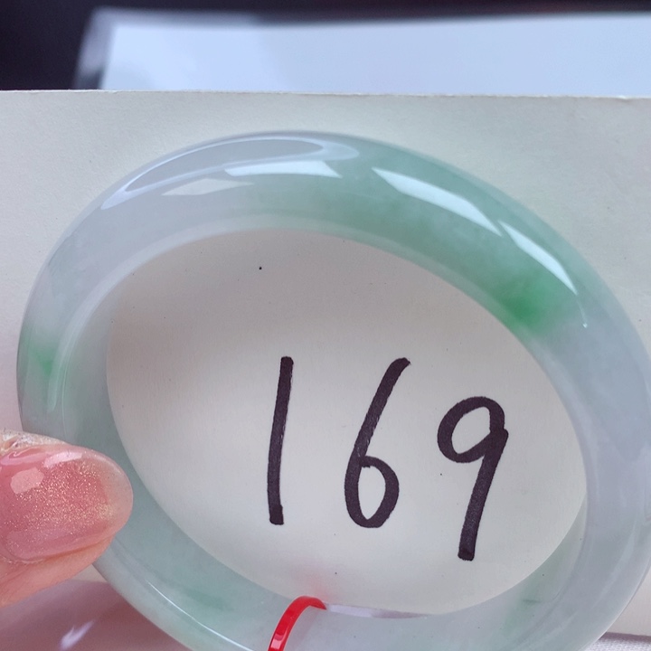 翡翠手镯未镶嵌翡翠