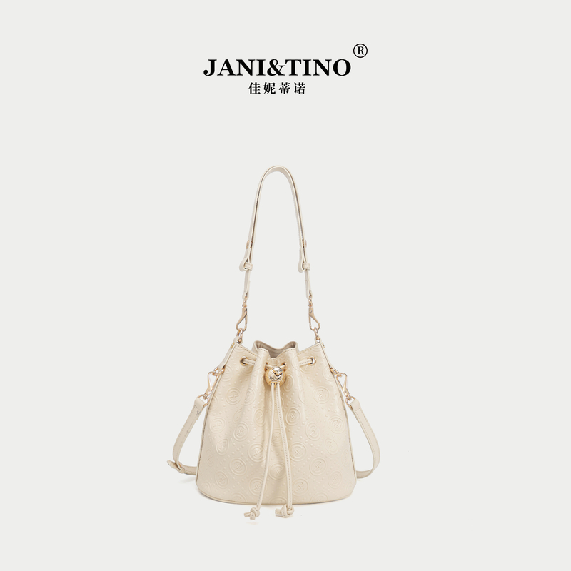 JANITINO/佳妮蒂诺当季新款百搭女士抽绳女士单肩水桶包4874白