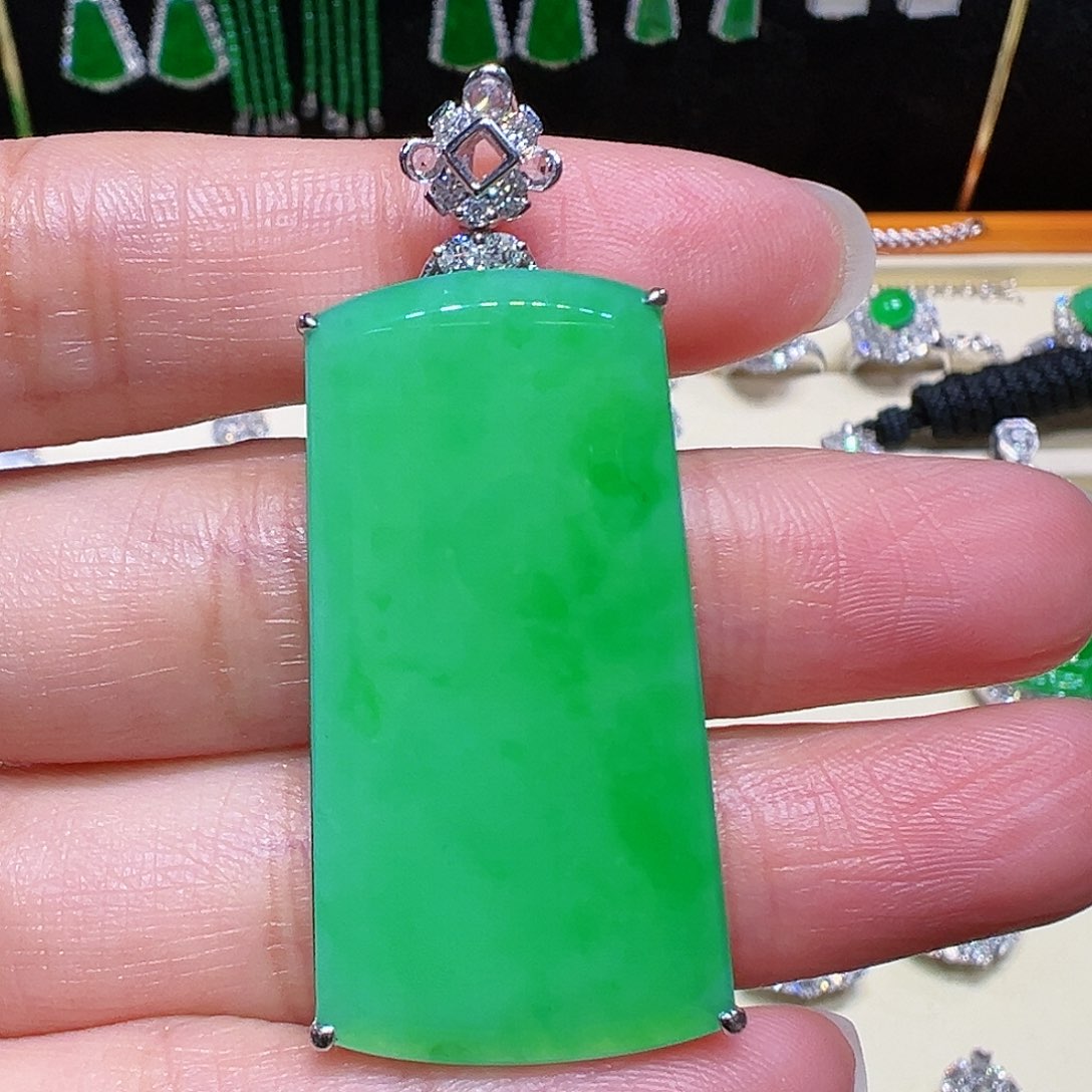 翡翠颈饰18K金镶嵌吊坠