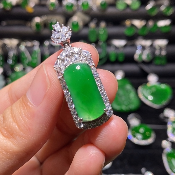 翡翠18K金镶嵌颈饰天然翡翠