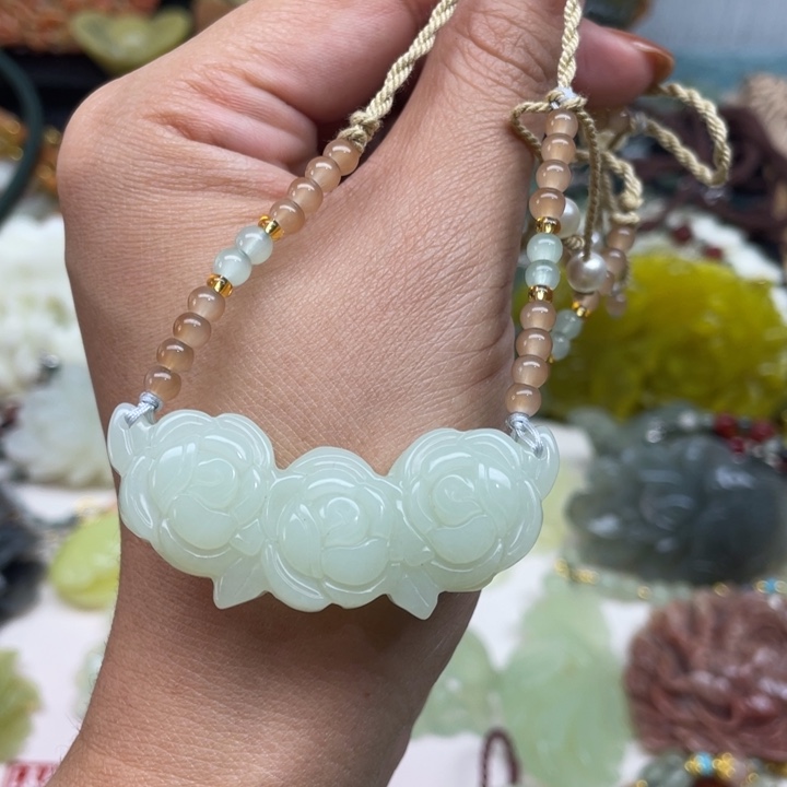 蛇纹石玉未镶嵌颈饰