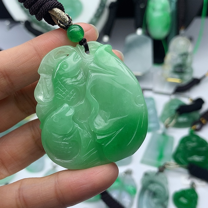 翡翠未镶嵌吊坠(赠链)