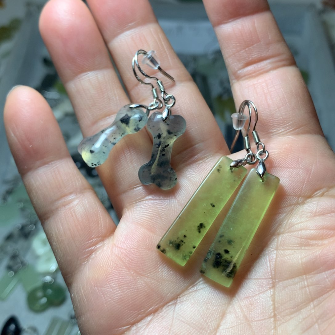 蛇纹石玉耳环未镶嵌