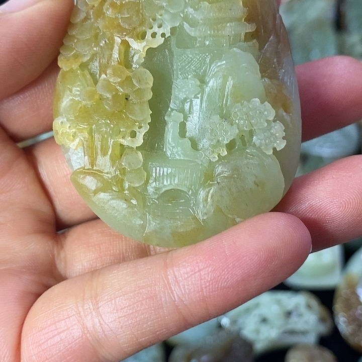 雄***哥定制和田玉山水手把件