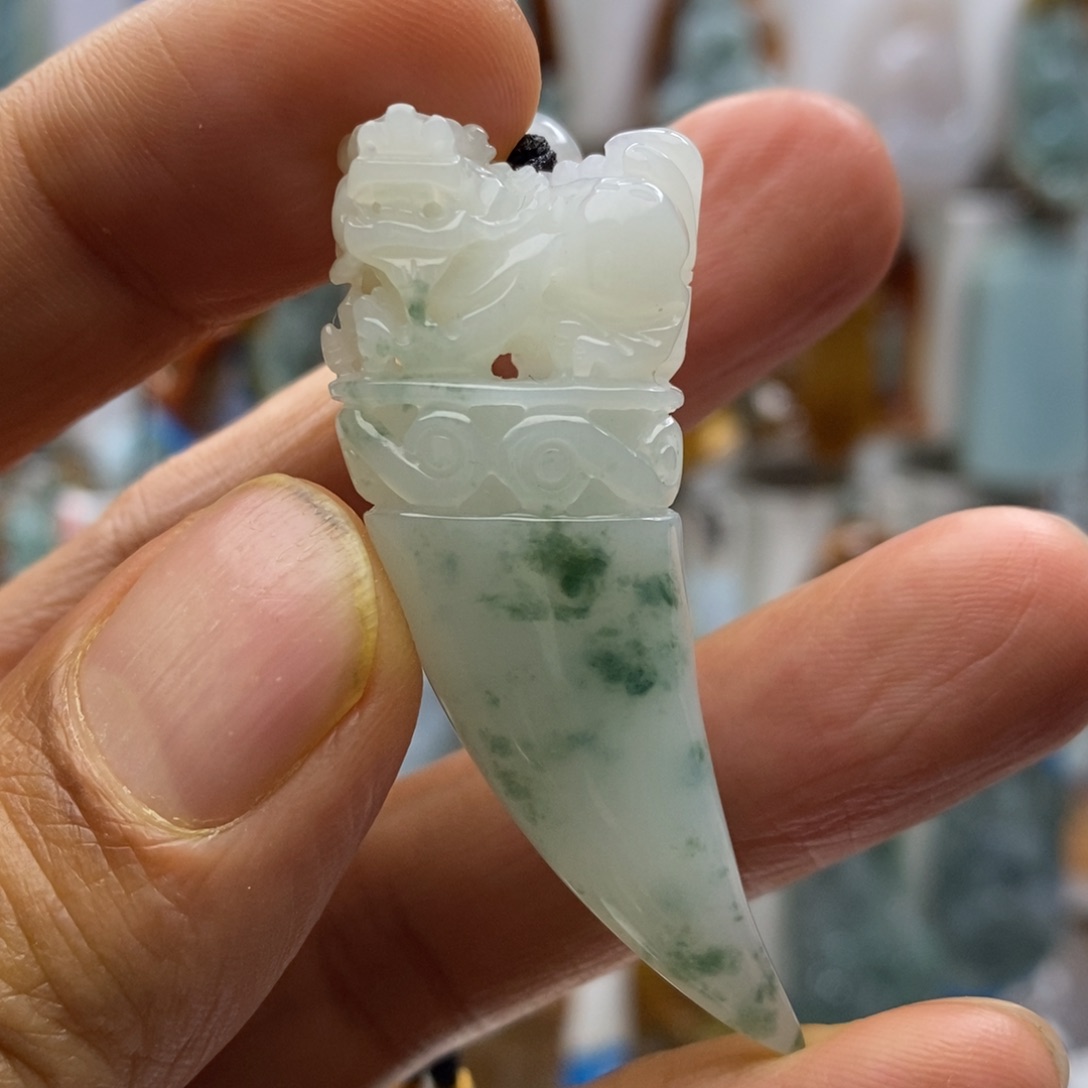 翡翠颈饰未镶嵌牙