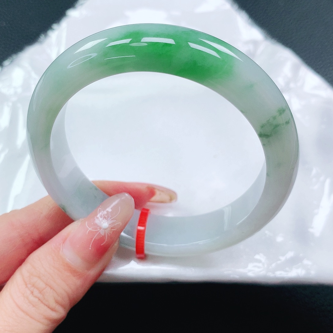 翡翠手镯未镶嵌55圈
