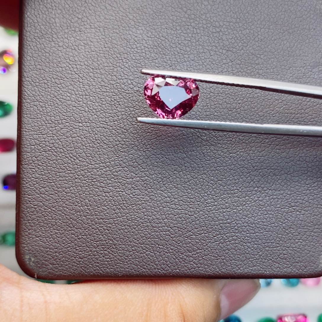 蓝宝石裸石未镶嵌粉色蓝宝石2.58克拉