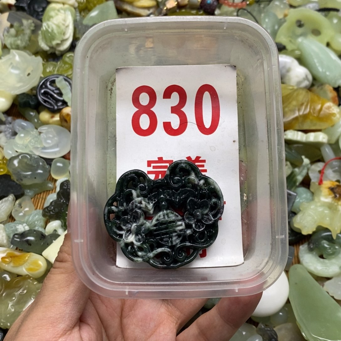 蛇纹石玉挂坠未镶嵌