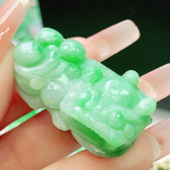 翡翠未镶嵌颈饰多样性发其一