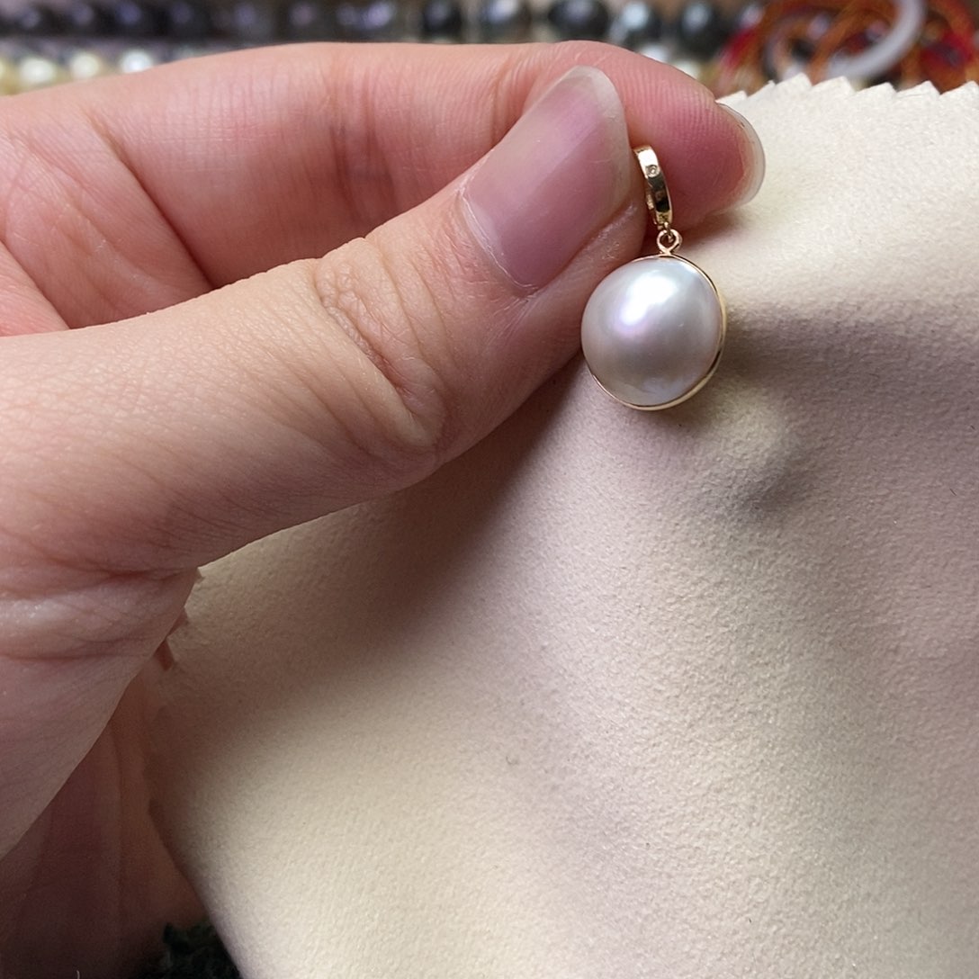 拼合珍珠（马贝珠）颈饰18K金镶嵌