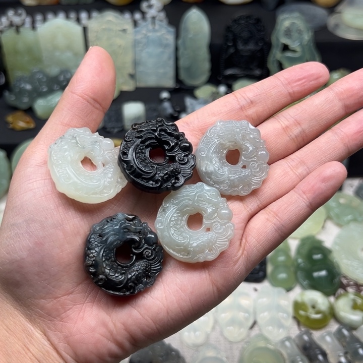 蛇纹石玉颈饰未镶嵌