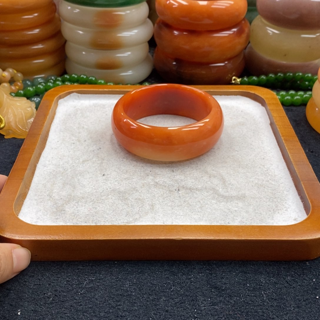 寒***雪石英岩玉未镶嵌手镯（圆镯）