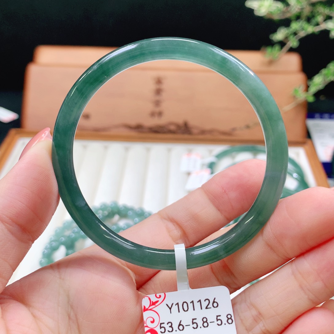 翡翠手镯未镶嵌天然