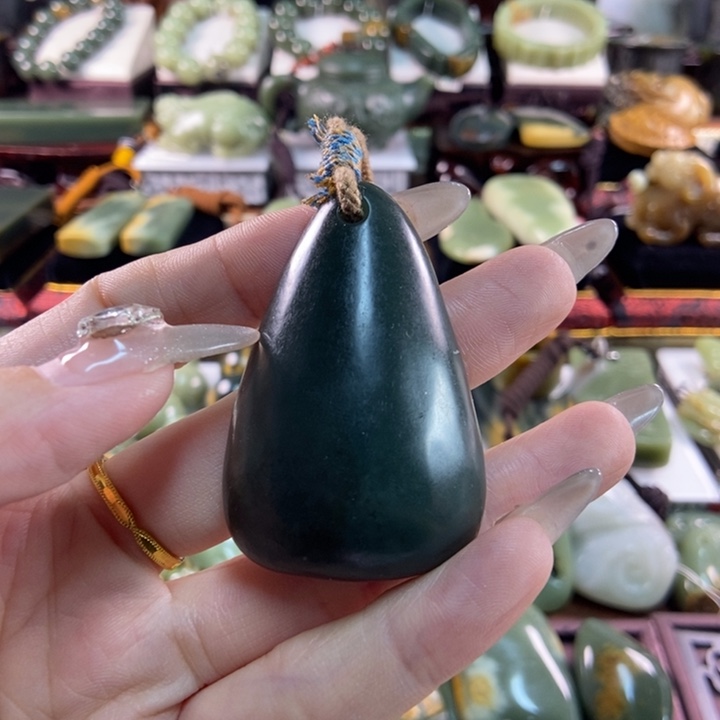 颈饰未镶嵌岫岩老玉（透闪石质玉）是***依