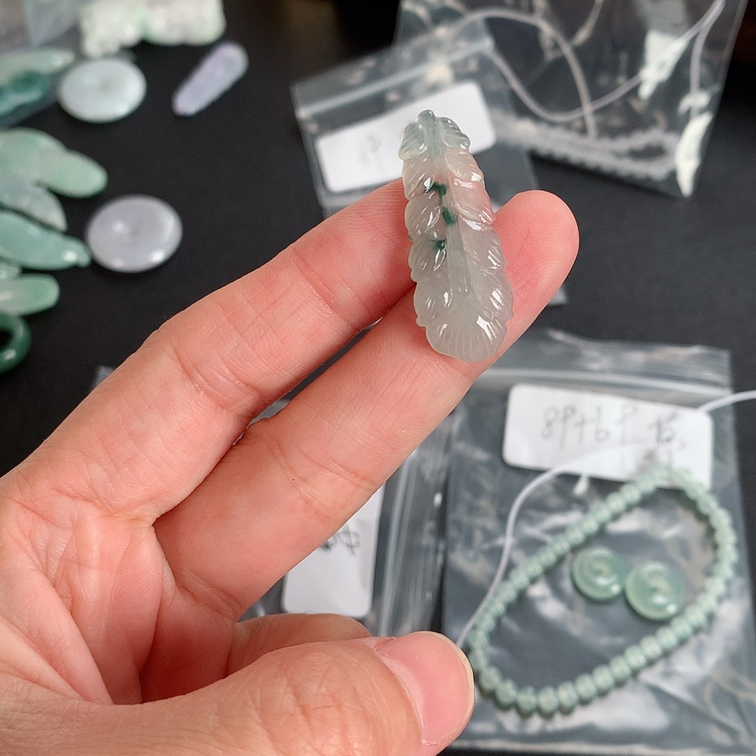 颈饰未镶嵌翡翠草*酱羽毛