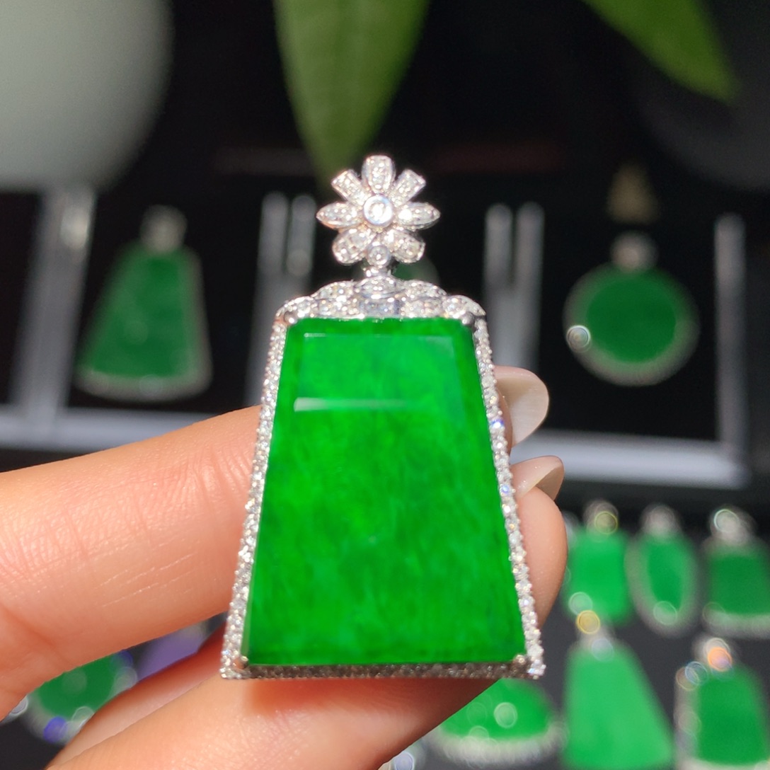 翡翠18K金镶嵌颈饰翡翠