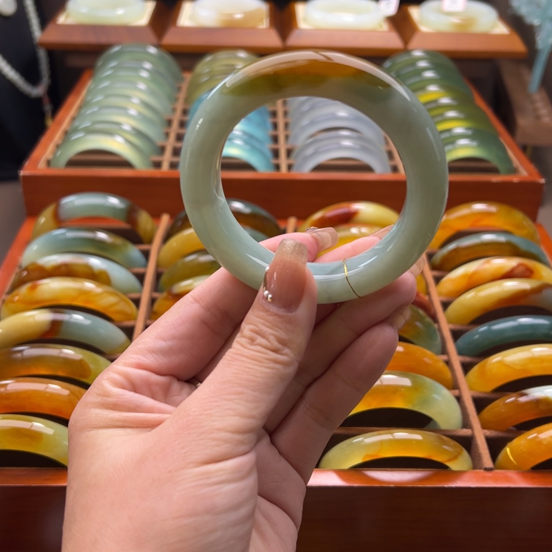 蛇纹石玉手镯未镶嵌