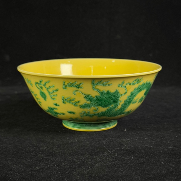 Y素三彩暗刻龙戏珠纹碗