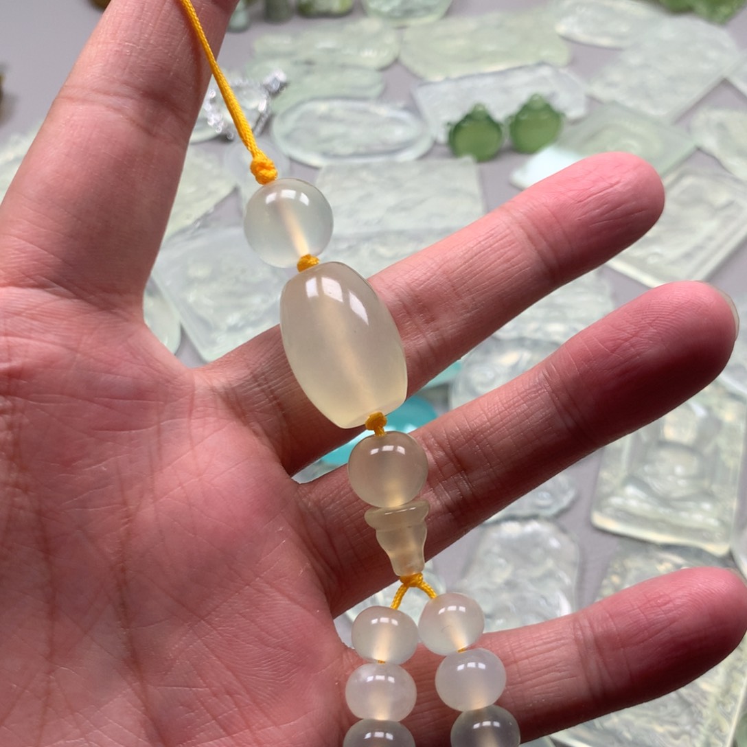 蛇纹石玉颈饰未镶嵌