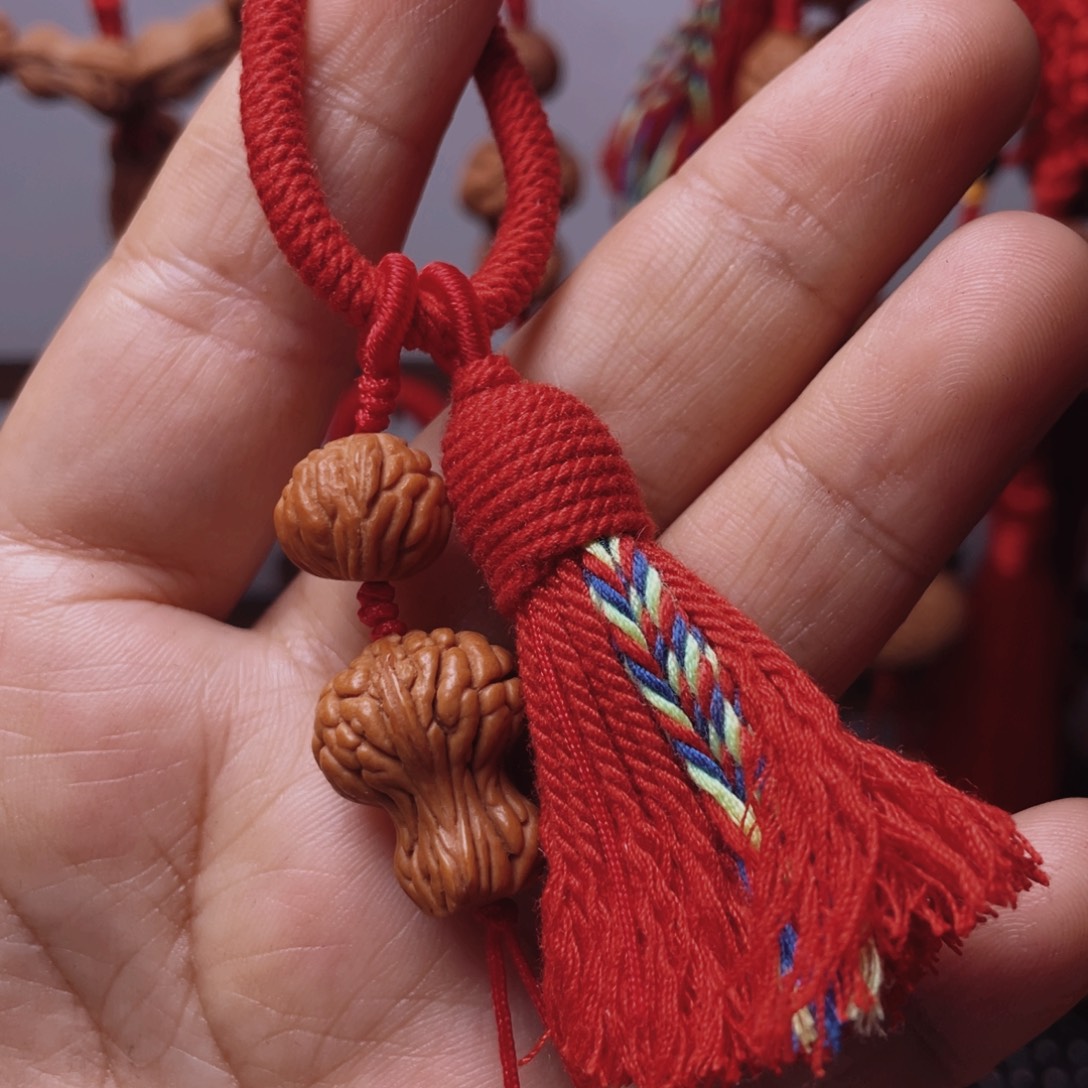 木质类龙纹桃枭挂件