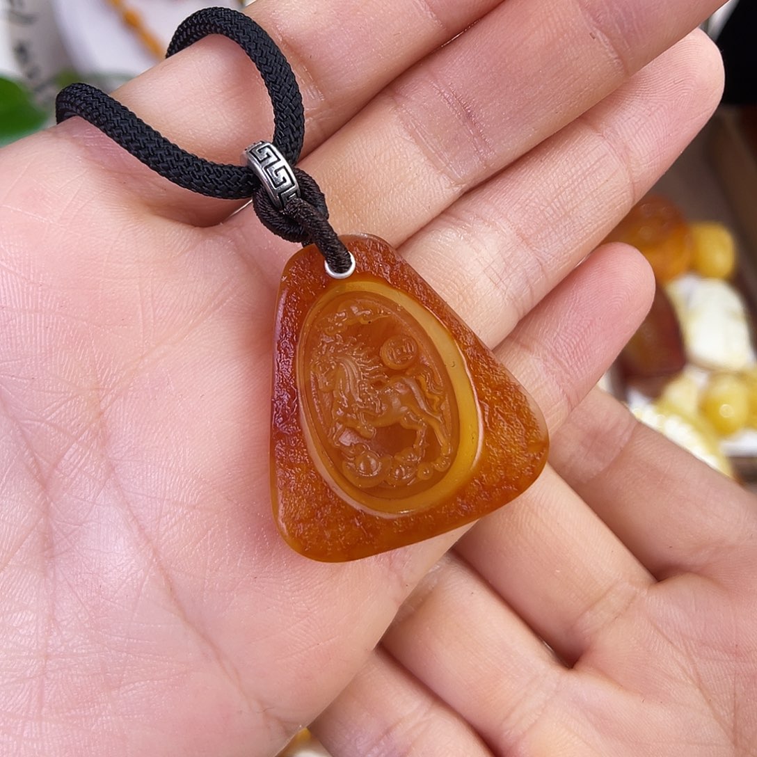 琥珀珠宝奇石未镶嵌。